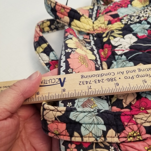 VERA BRADLEY HAPPY SNAILS Shoulder Bag Purse Tote 13 X 8 X 4 - Picture 2 of 5